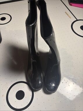 Women's Black Glossy Rain Boots size 6